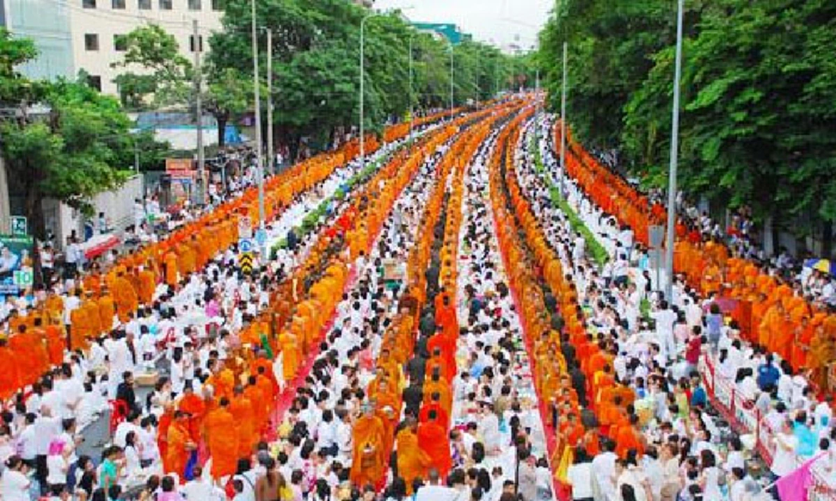 ทำบุญได้ไม่ต้องไปวัด! ตักบาตรเทโว 2018 นิมนต์พระสงฆ์ลงบันไดเลื่อน ตักบาตรในห้างสรรพสินค้า!