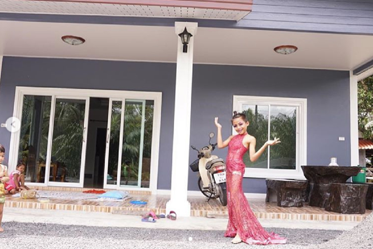 ผ่านสบประมาทมาเยอะ! "น้องเนสตี้" เด็กพังงาสู้ชีวิต วันนี้พิสูจน์แล้วของจริงวัยแค่ 12 ปีมีเงินสร้างบ้านสวยให้พ่อแม่ภูมิใจ