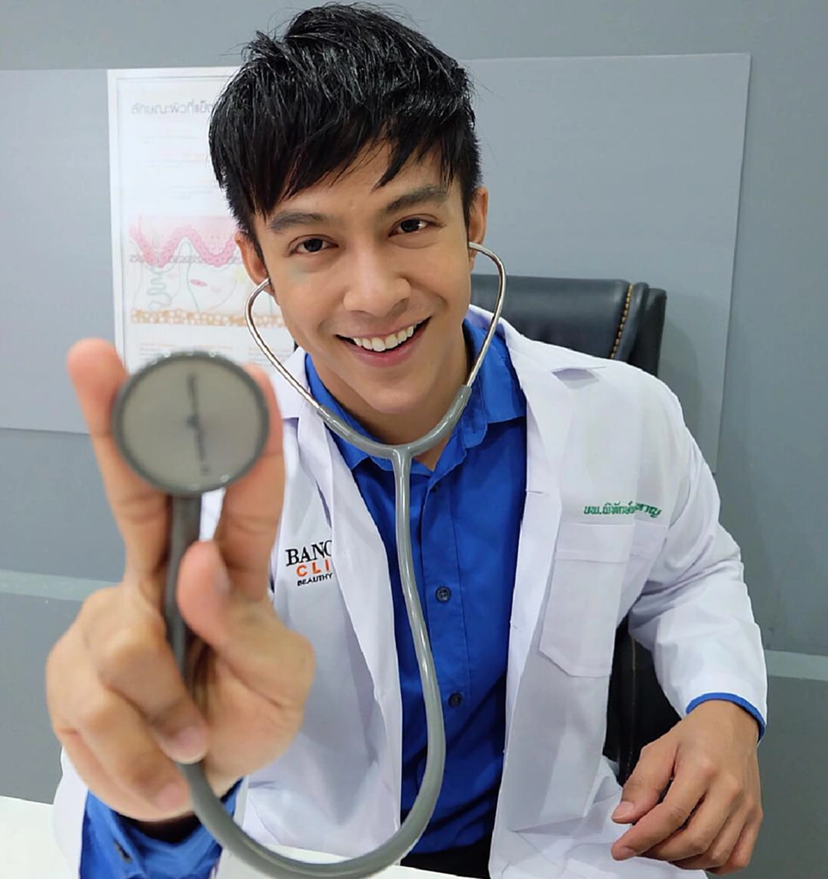 #ฮือฮาทั้งโซเชียล!! เปิดวาร์ป "คุณหมอสุดหล่อ" อวดหุ่นล่ำๆ น่ากินฟินสุดๆ งานดีเป๊ะเวอร์ ขยี้ตาแทบพัง !! (ชมภาพ)