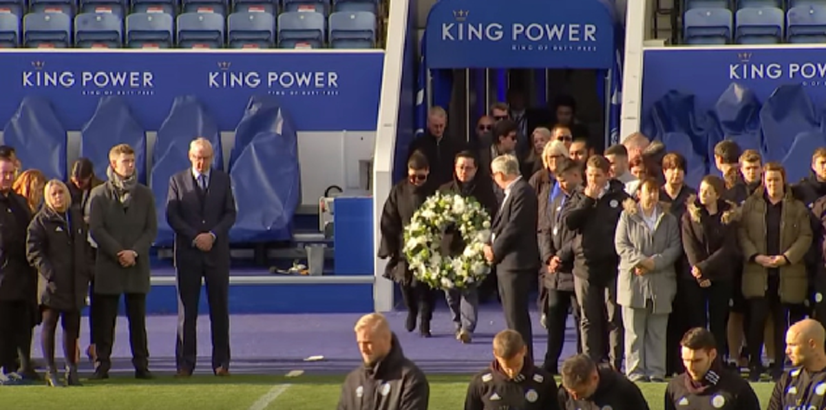 อาลัยเศร้า ครอบครัว"ศรีวัฒนประภา"วางพวงหรีดรำลึก"เจ้าสัววิชัย"ก่อนสวมกอดทีมบอลเลสเตอร์ กลางสนามคิง เพาเวอร์