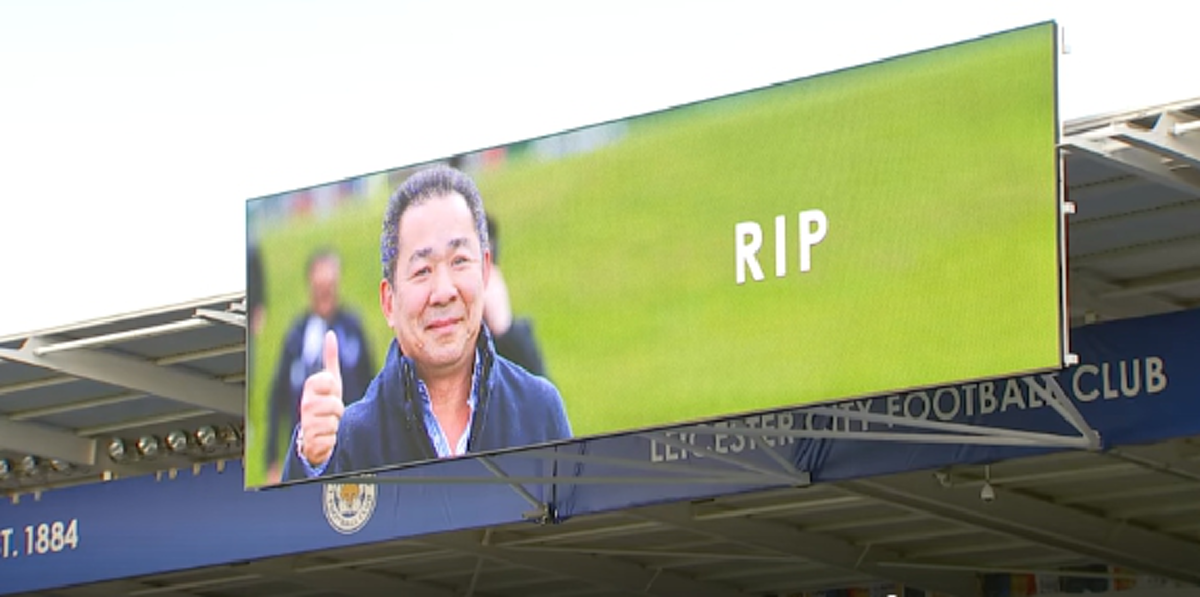 อาลัยเศร้า ครอบครัว"ศรีวัฒนประภา"วางพวงหรีดรำลึก"เจ้าสัววิชัย"ก่อนสวมกอดทีมบอลเลสเตอร์ กลางสนามคิง เพาเวอร์