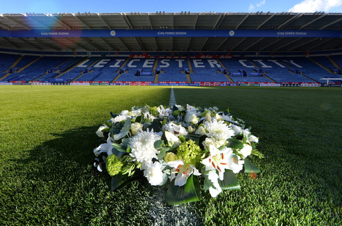 อาลัยเศร้า ครอบครัว"ศรีวัฒนประภา"วางพวงหรีดรำลึก"เจ้าสัววิชัย"ก่อนสวมกอดทีมบอลเลสเตอร์ กลางสนามคิง เพาเวอร์