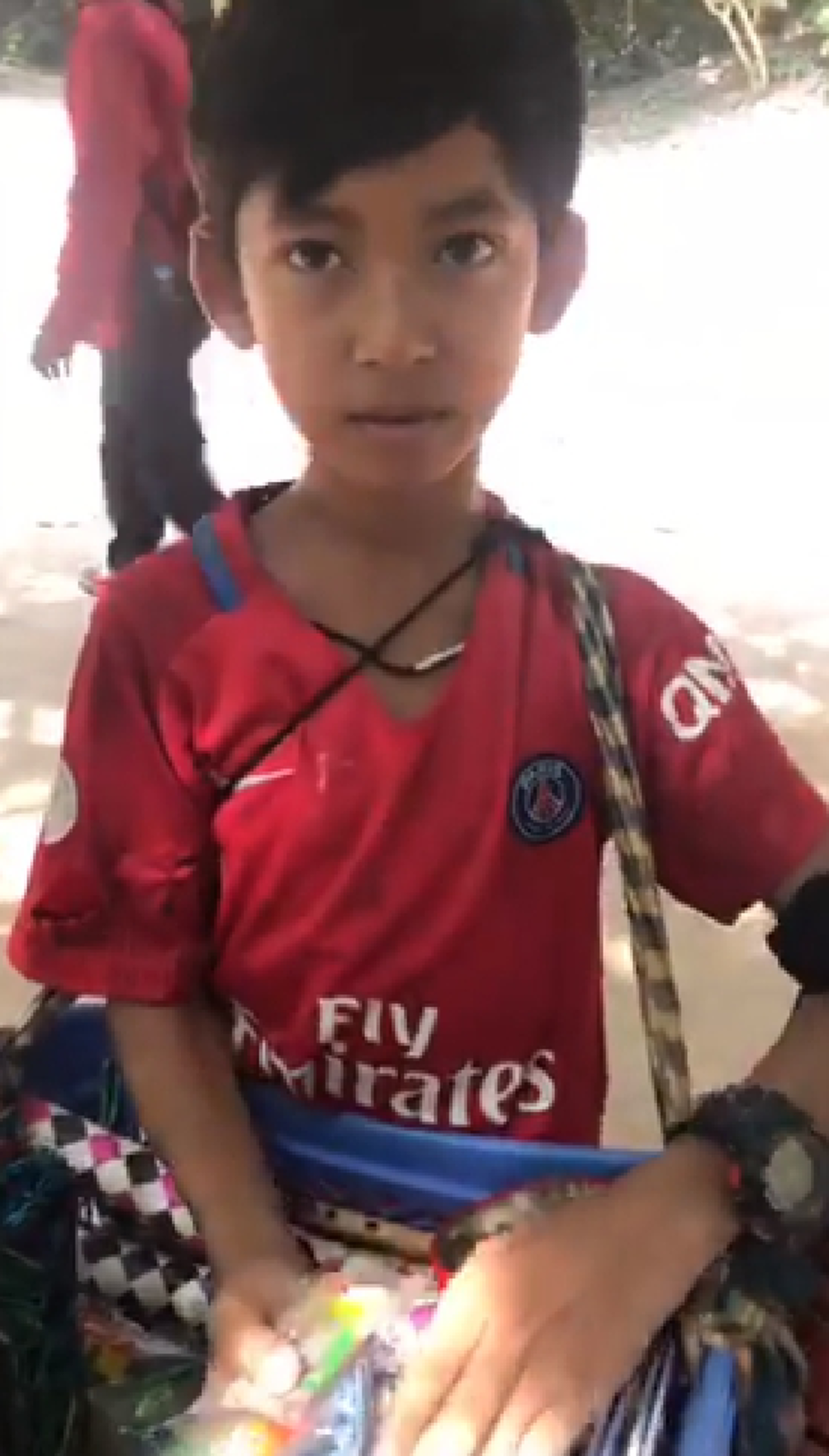 แห่ดูทะลุล้าน! หนุ่มน้อยขายของที่ระลึก คุยกับนักท่องเที่ยวได้ 11ภาษา ก่อนถามเรียนมาจากไหน เก่งสุดๆเลยลูก! (คลิป)