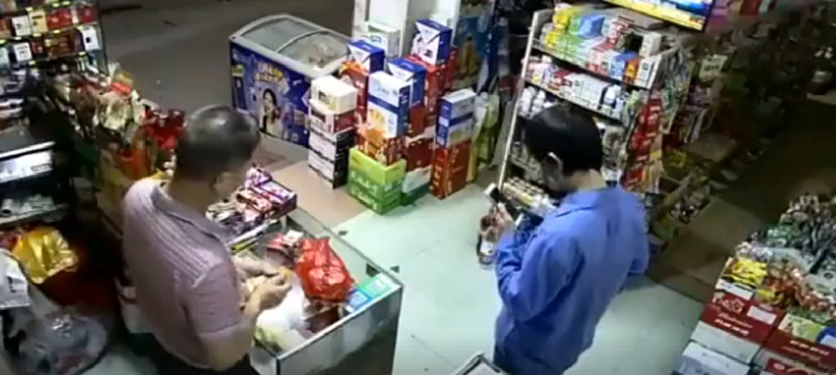 หมดสภาพโจร! หนุ่มพกอาวุธบุกจี้ร้านของชำ โดนสวนกลับเต็มๆ เจ้าของเป็นตร.เก่าฝึกต่อสู้มาอย่างดี