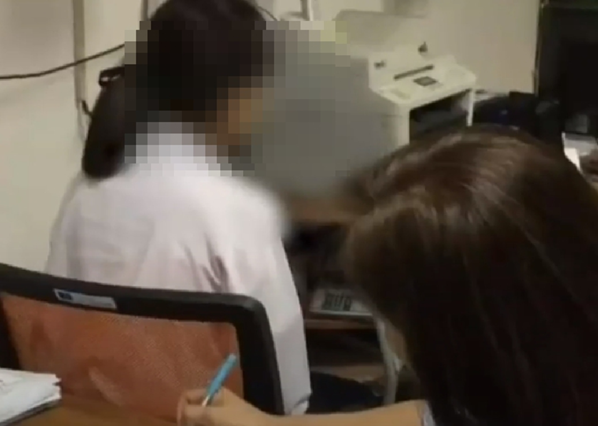 จับคาหนังคาเขา ผู้ปกครองหื่นติดกล้องมือถือในรองเท้า แอบถ่ายใต้กระโปรงนร.หญิง