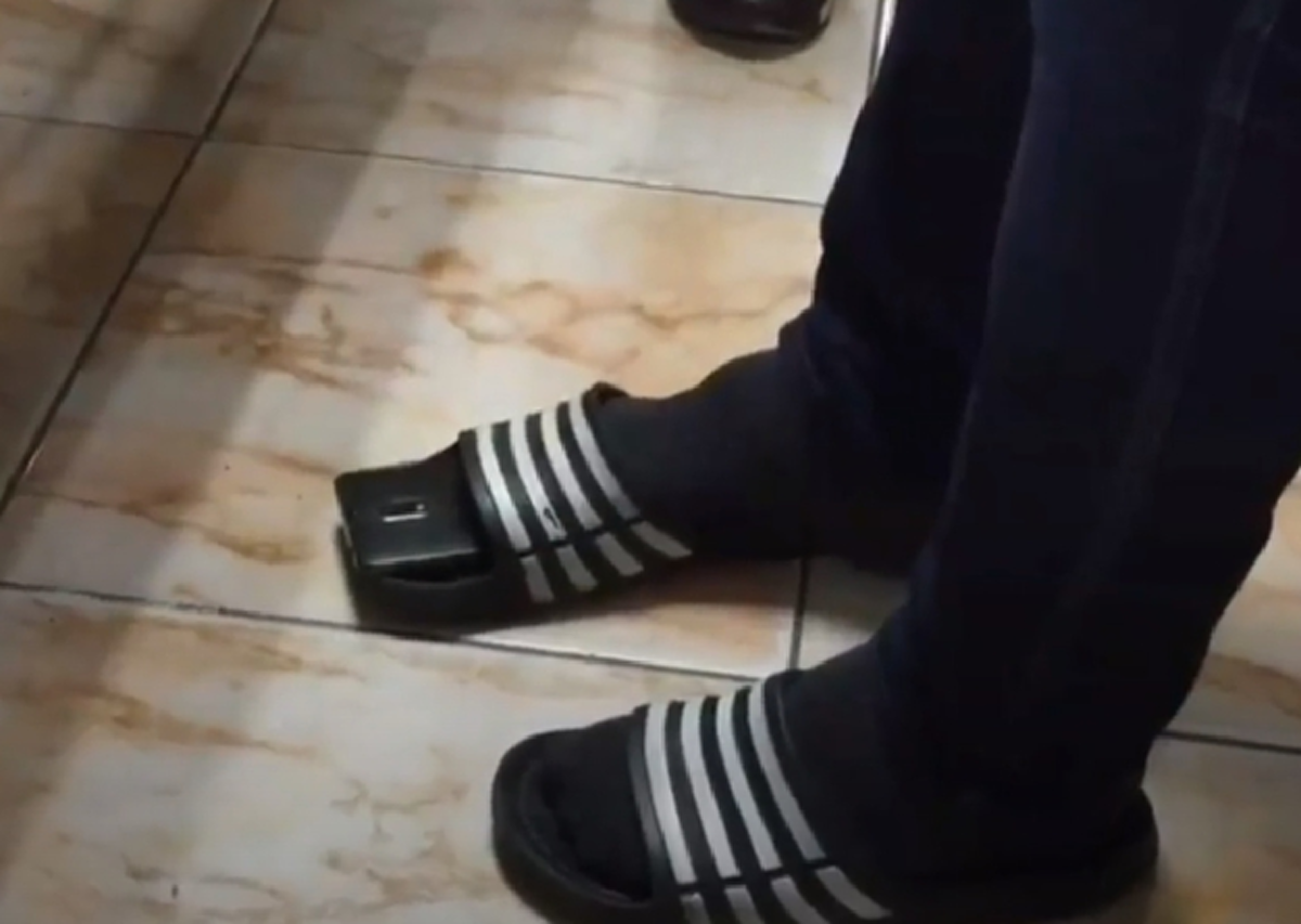 จับคาหนังคาเขา ผู้ปกครองหื่นติดกล้องมือถือในรองเท้า แอบถ่ายใต้กระโปรงนร.หญิง