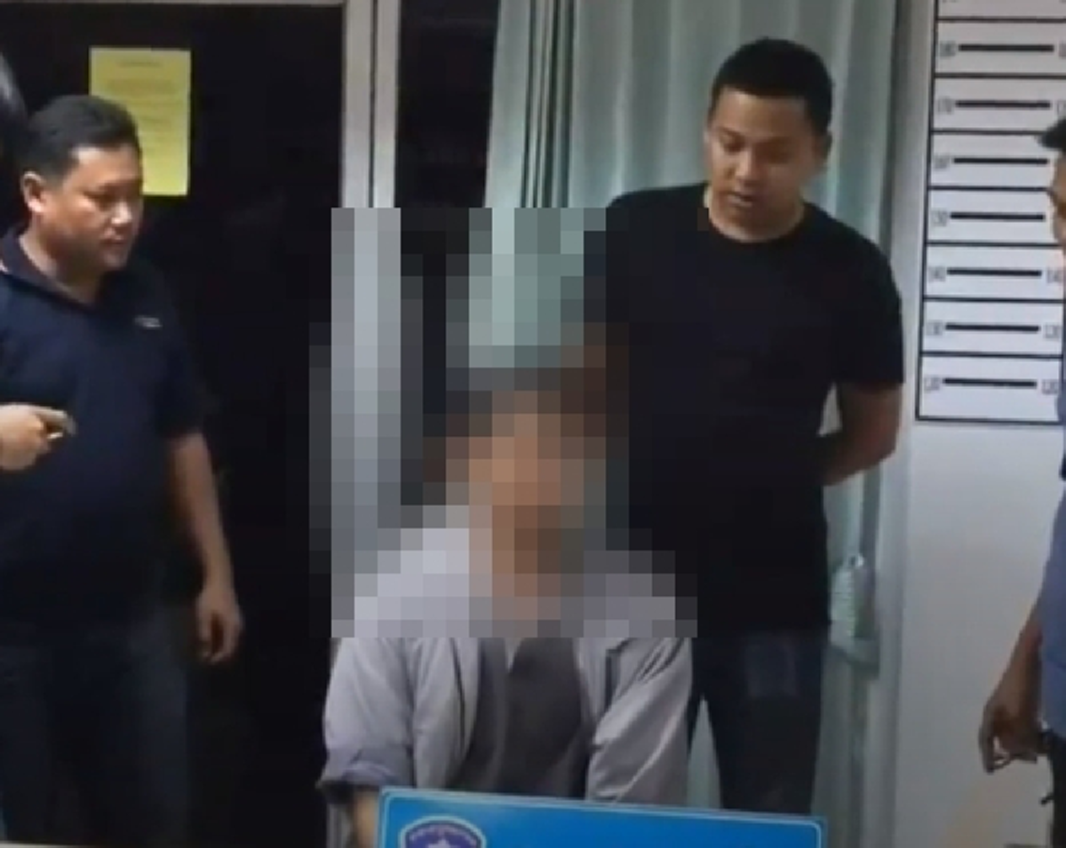 จับคาหนังคาเขา ผู้ปกครองหื่นติดกล้องมือถือในรองเท้า แอบถ่ายใต้กระโปรงนร.หญิง