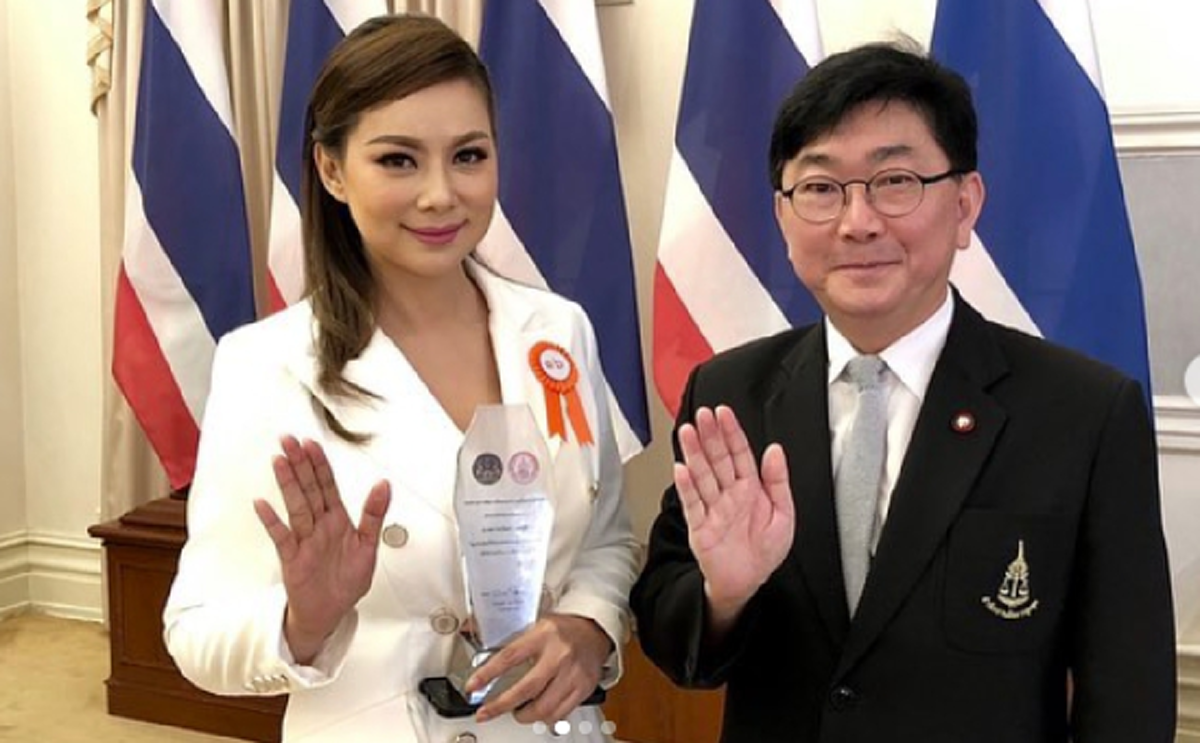 "บุ๋ม ปนัดดา" โพสต์IG ดีใจหลังได้โล่เกียรติคุณ บอก "คือกำลังใจในการทำงานเพื่อสังคม"