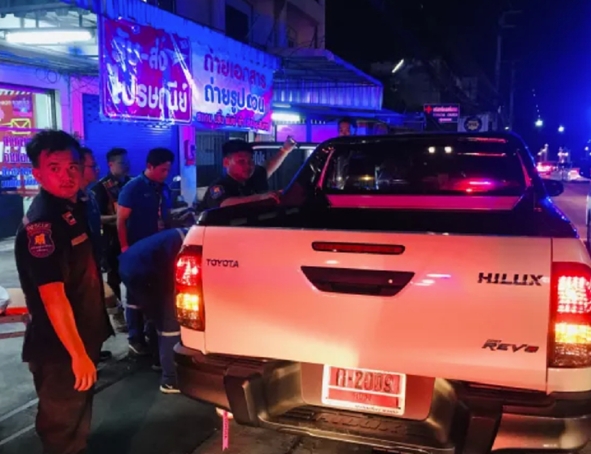 สาวท้องแก่สุดอั้นคลอดลูกชายบนรถกระบะ