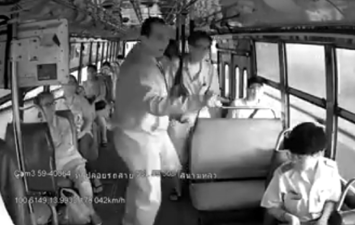 "กระเป๋ารถเมล์" เตือนผู้โดยสารให้พกเศษเหรียญ ถูกจับกดหัว พูดเหยียดหยามอาชีพ !! (คลิป)