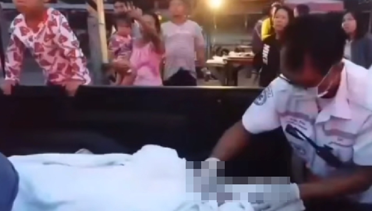 สาวท้องแก่สุดอั้นคลอดลูกชายบนรถกระบะ