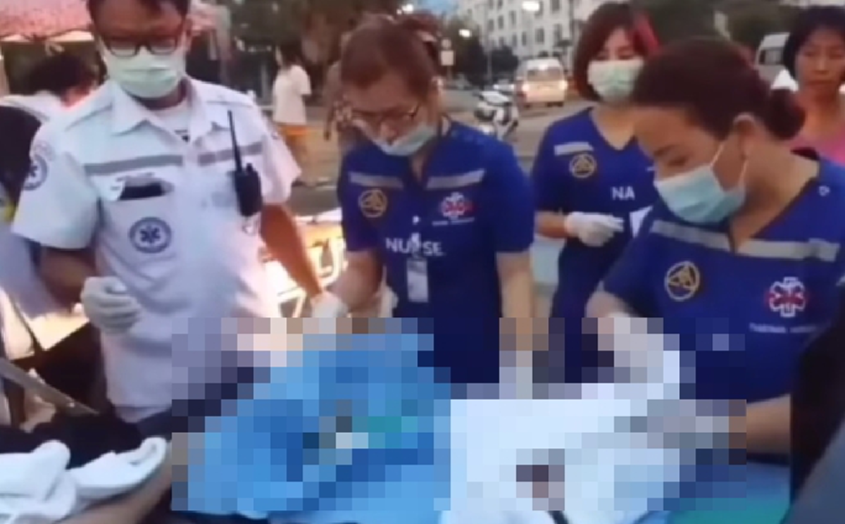 สาวท้องแก่สุดอั้นคลอดลูกชายบนรถกระบะ