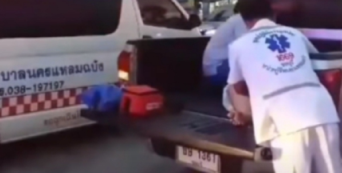 สาวท้องแก่สุดอั้นคลอดลูกชายบนรถกระบะ