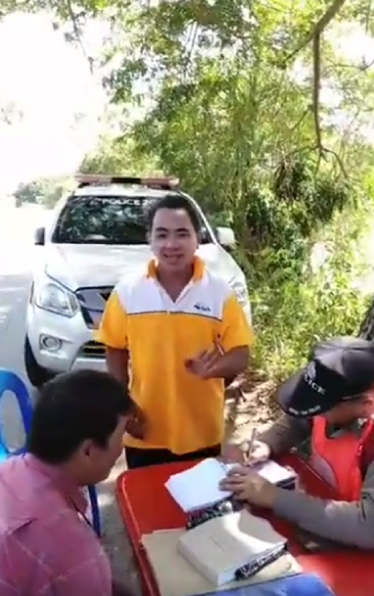 หนุ่มหมอลำเจอด่านตรวจ ไม่มีเงินเสียค่าปรับโชว์เสียงลำเพราะ ๆ แทน (คลิป)