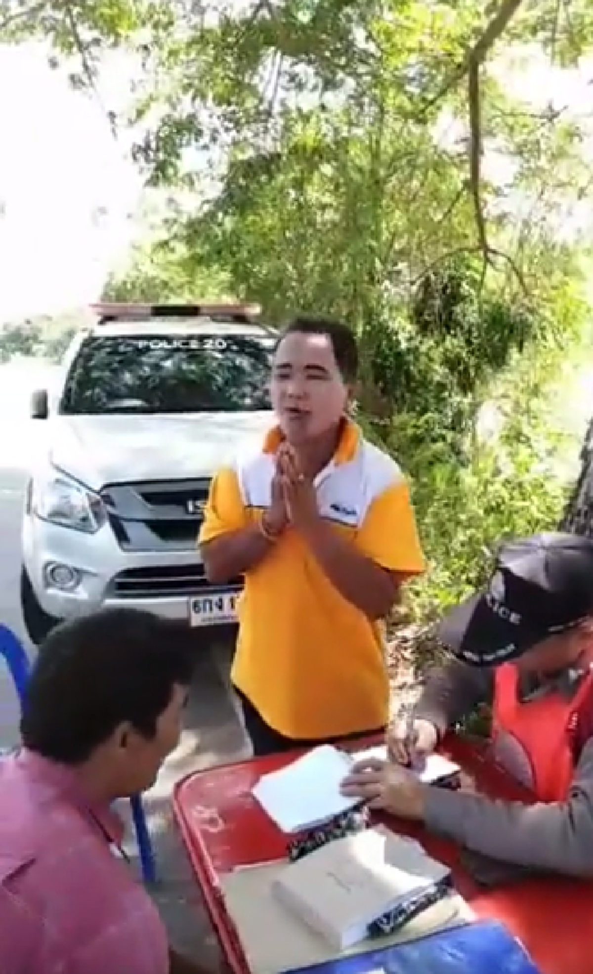 หนุ่มหมอลำเจอด่านตรวจ ไม่มีเงินเสียค่าปรับโชว์เสียงลำเพราะ ๆ แทน (คลิป)