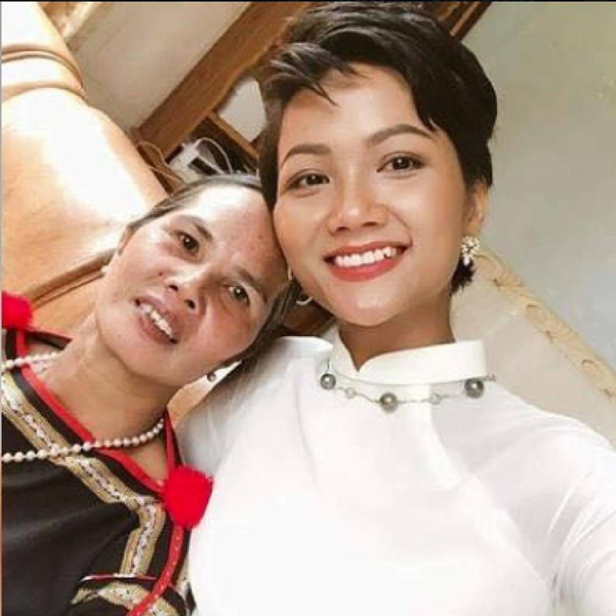 "มิสเวียดนาม" ตัดสินใจซื้อสร้อยไข่มุกให้แม่ผู้บังเกิดเกล้า หลังนำเงินรางวัลประกวดนางงามสร้างห้องสมุดให้เด็กๆตามคำสอนเรื่องแบ่งปัน