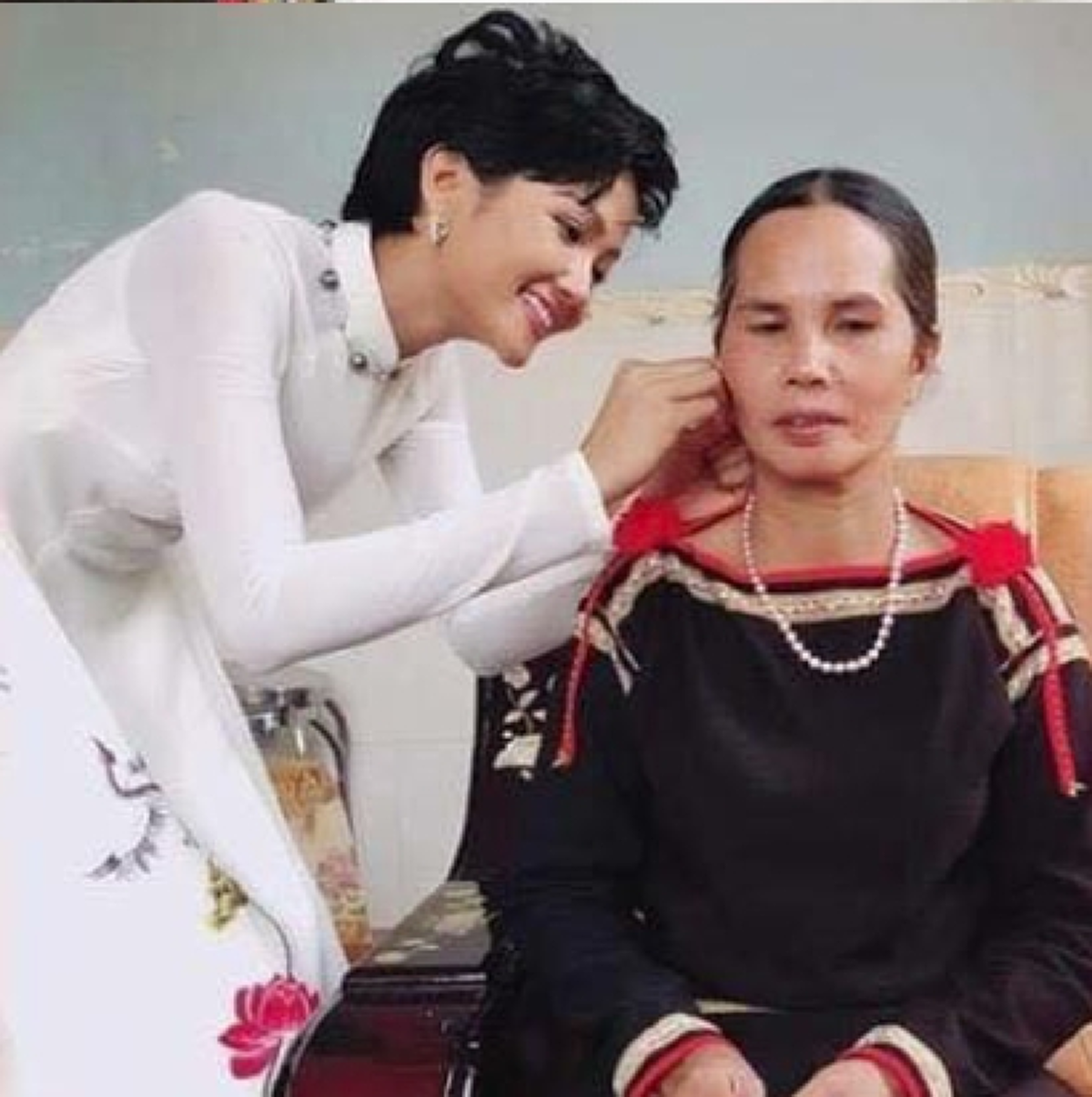 "มิสเวียดนาม" ตัดสินใจซื้อสร้อยไข่มุกให้แม่ผู้บังเกิดเกล้า หลังนำเงินรางวัลประกวดนางงามสร้างห้องสมุดให้เด็กๆตามคำสอนเรื่องแบ่งปัน