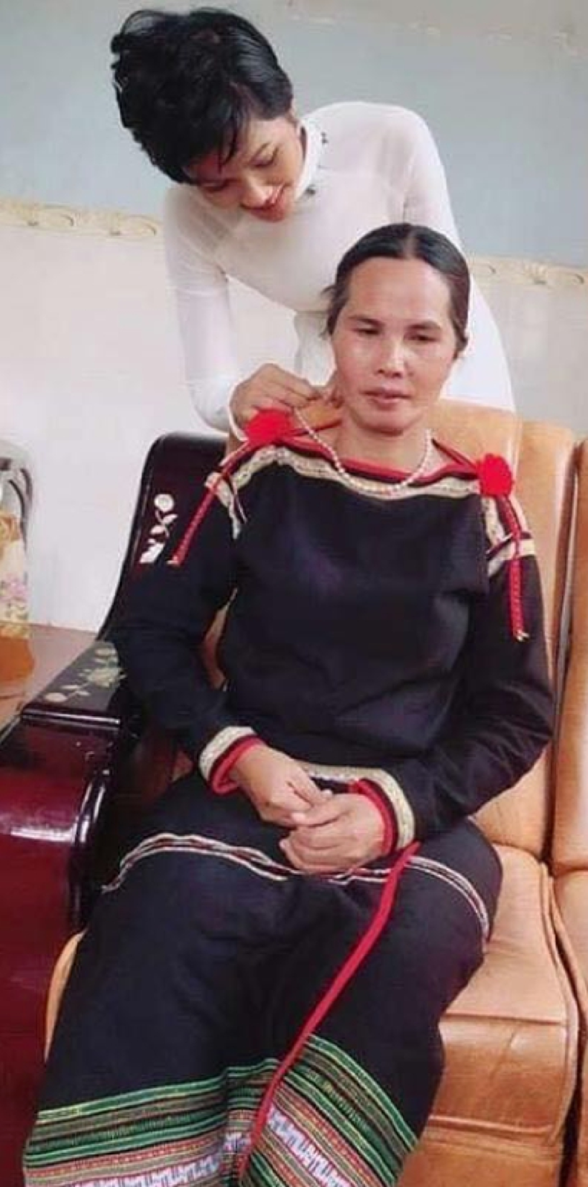 "มิสเวียดนาม" ตัดสินใจซื้อสร้อยไข่มุกให้แม่ผู้บังเกิดเกล้า หลังนำเงินรางวัลประกวดนางงามสร้างห้องสมุดให้เด็กๆตามคำสอนเรื่องแบ่งปัน