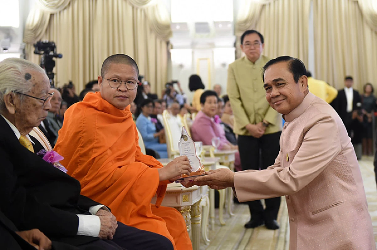 "ตูน บอดี้สแลม" ภูมิใจรับโล่ประกาศเกียรติคุณบุคคลแห่งปี 2561