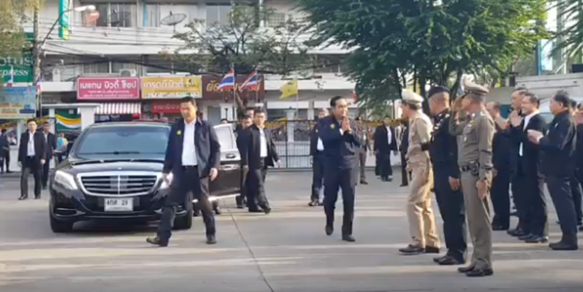 พล.อ.ประยุทธ์ ลงพื้นที่พระประแดง ชาวบ้านต้อนรับรุมถ่ายรูปคู่