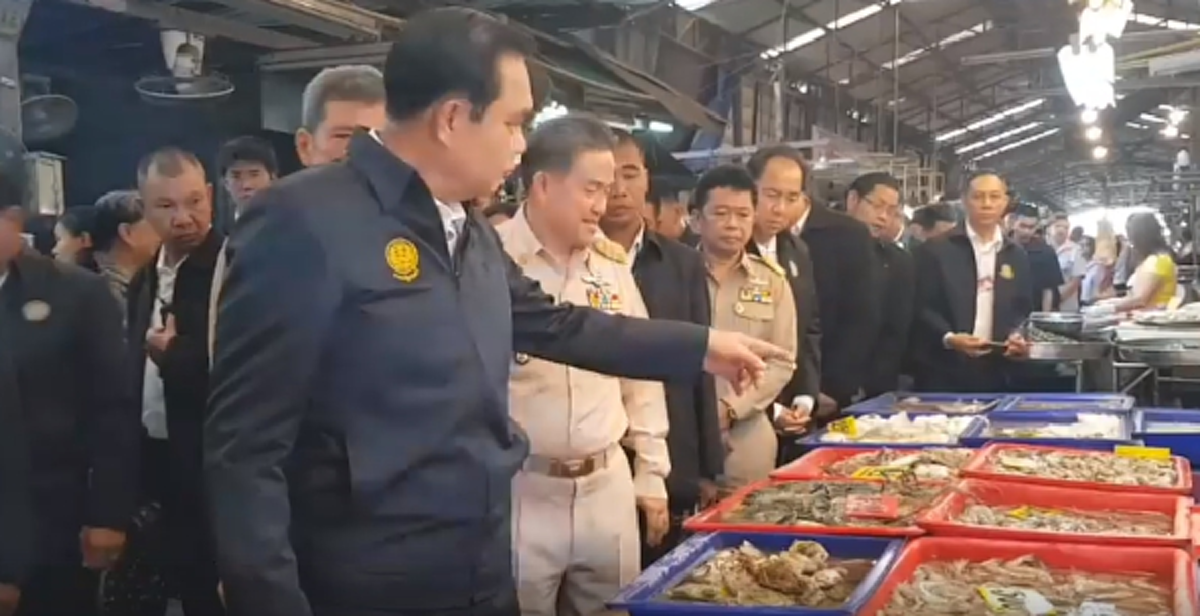 พล.อ.ประยุทธ์ ลงพื้นที่พระประแดง ชาวบ้านต้อนรับรุมถ่ายรูปคู่