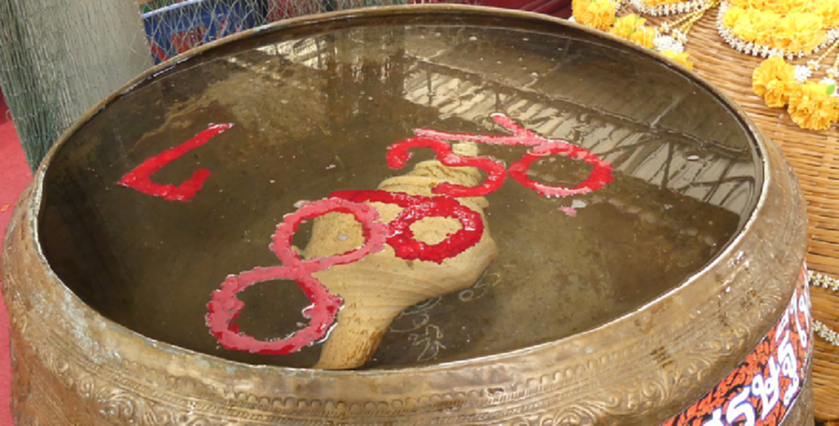 นักเสี่ยงโชคส่องอ่างน้ำมนต์ฤาษีเณร