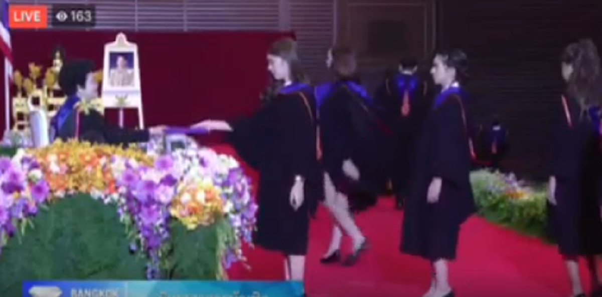 "อ.เพชร" อธิการบดี ม.กรุงเทพ ฝากถึงบัณฑิตถ้าอยากฟูลเทิร์นจะจัดให้ แต่ต้องไม่ใช่หน้าพิธี