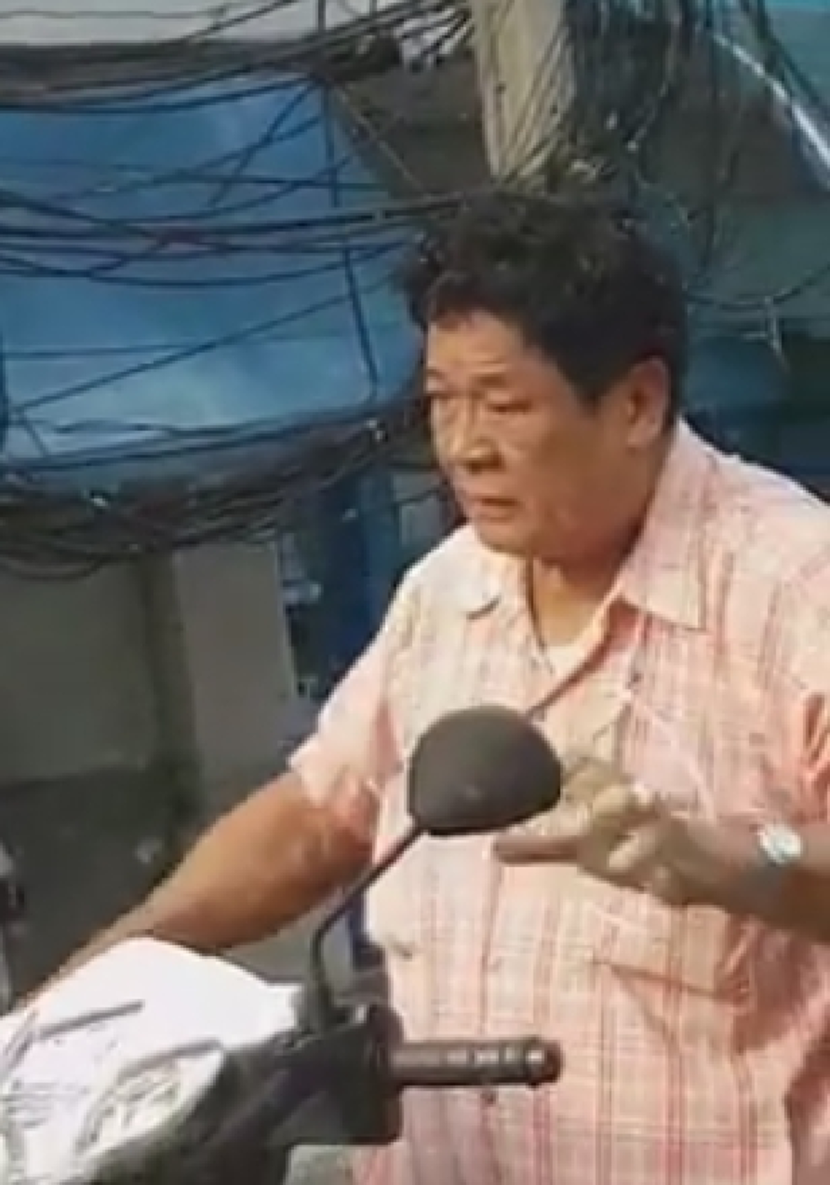 "คุณลุง" ปัดมือป้อง เจอแมลงรุมตอม ขับรถหนีก็ยังตาม! (คลิป)