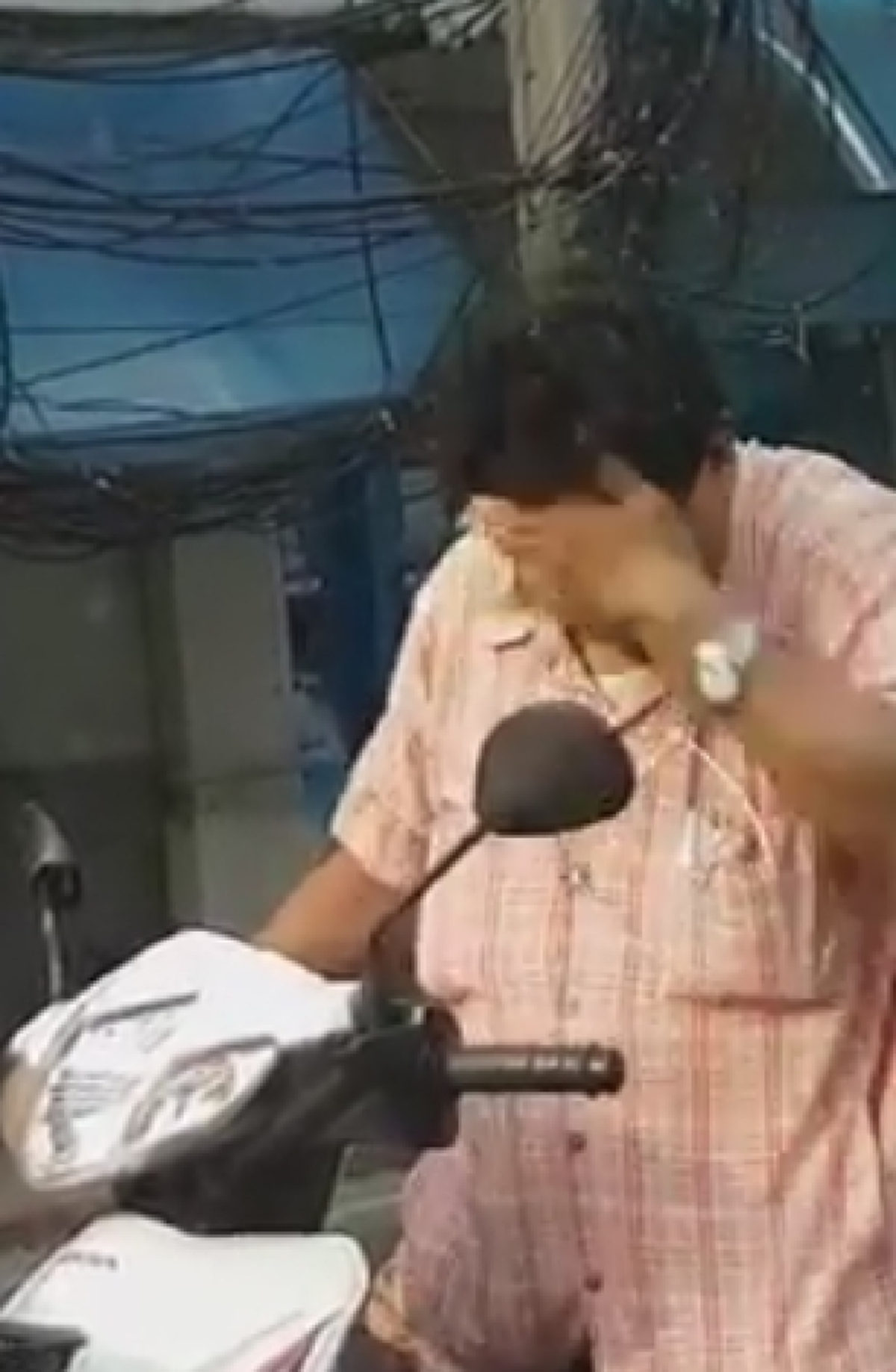 "คุณลุง" ปัดมือป้อง เจอแมลงรุมตอม ขับรถหนีก็ยังตาม! (คลิป)