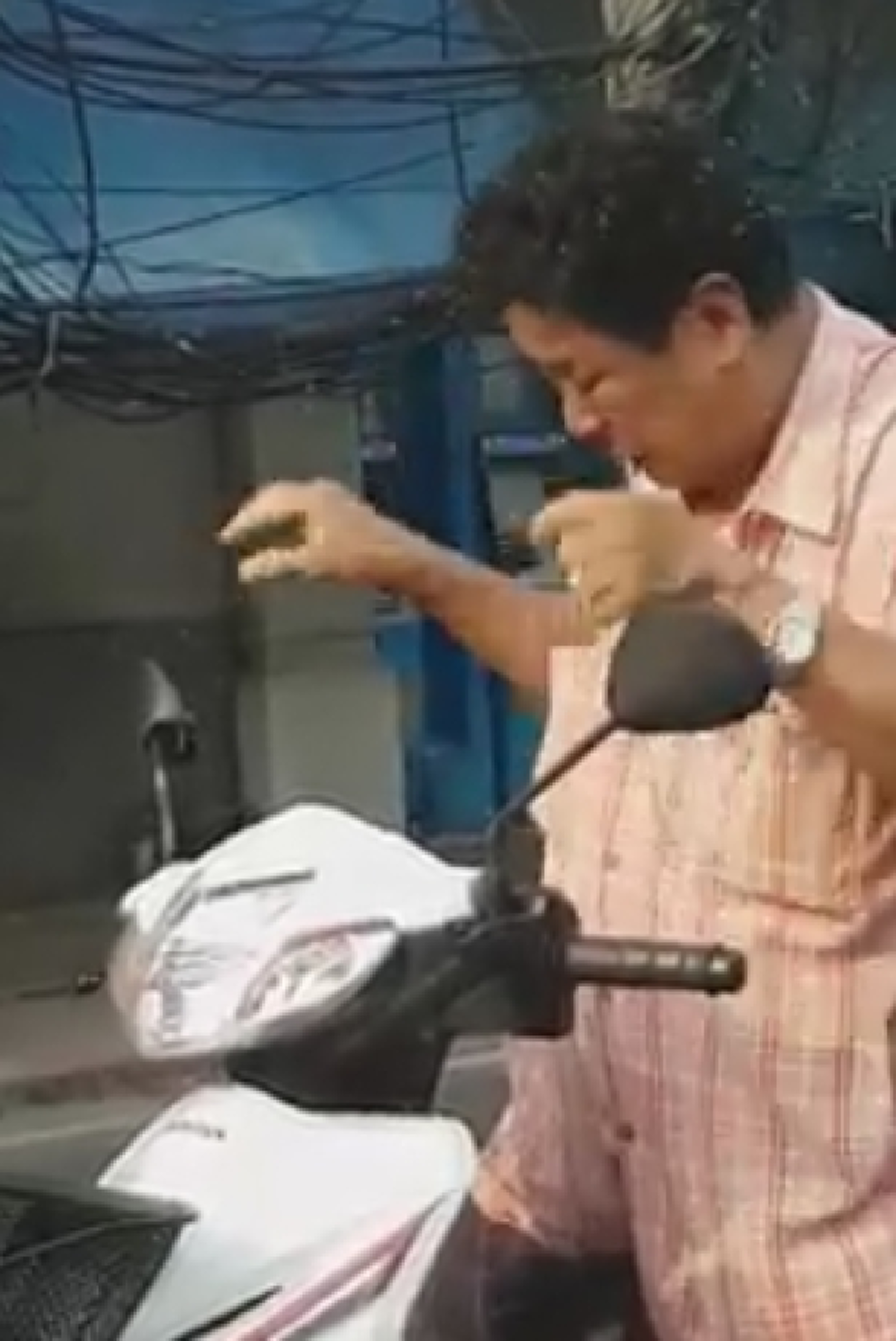 "คุณลุง" ปัดมือป้อง เจอแมลงรุมตอม ขับรถหนีก็ยังตาม! (คลิป)