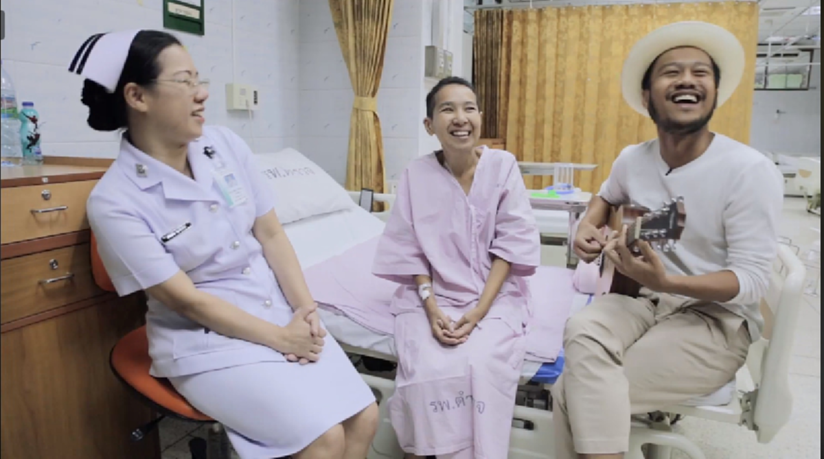 คุณปลา ผู้ป่วยมะเร็งลำไส้ใหญ่  และ สิงโต นำโชค