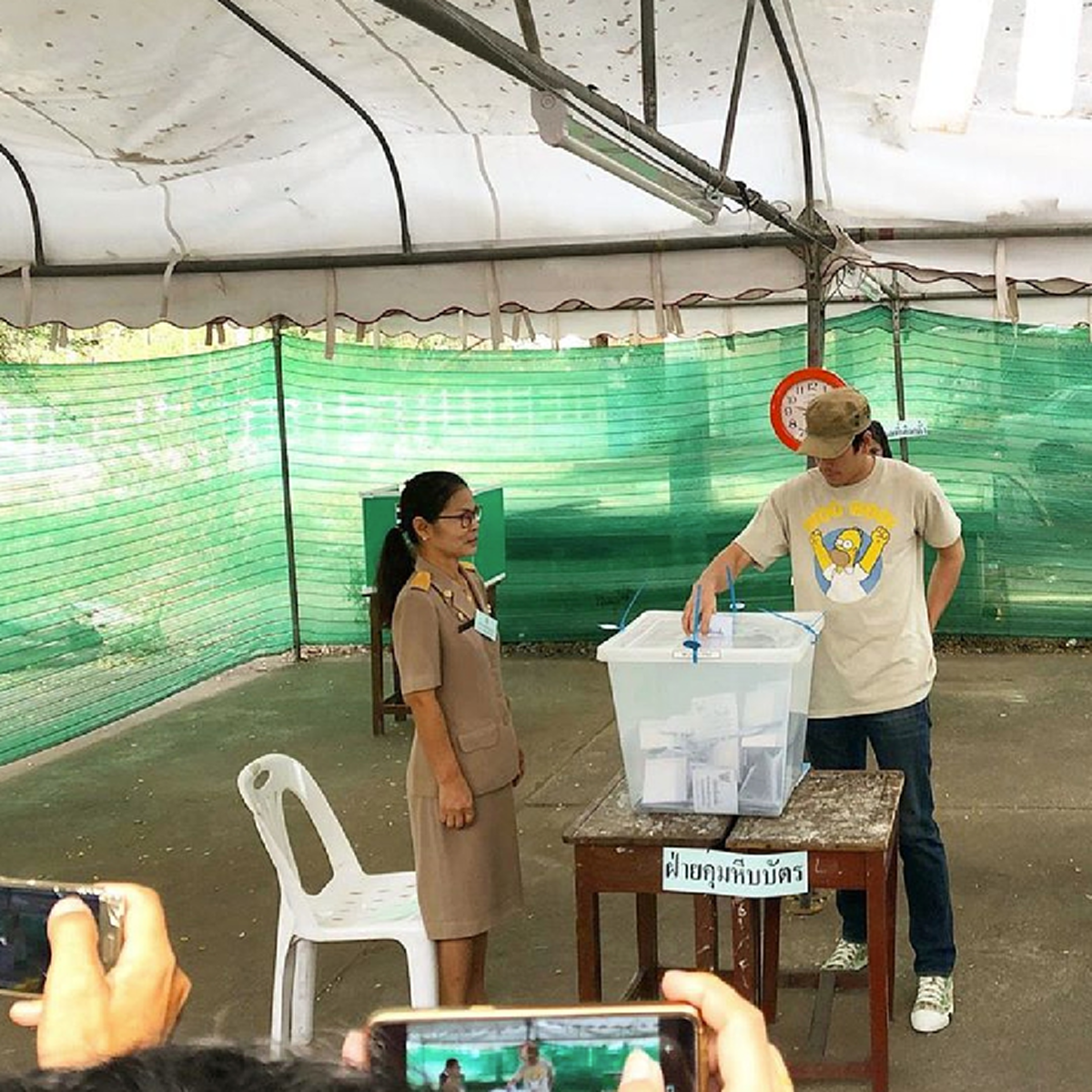 ณเดชน์ เดินทางไปใช้สิทธิ์ เลือกตั้ง