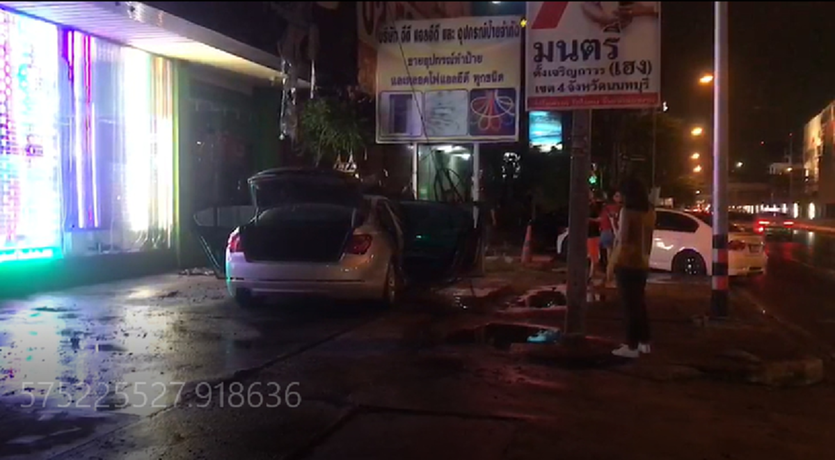 ไฟลุกท่วมรถยนต์