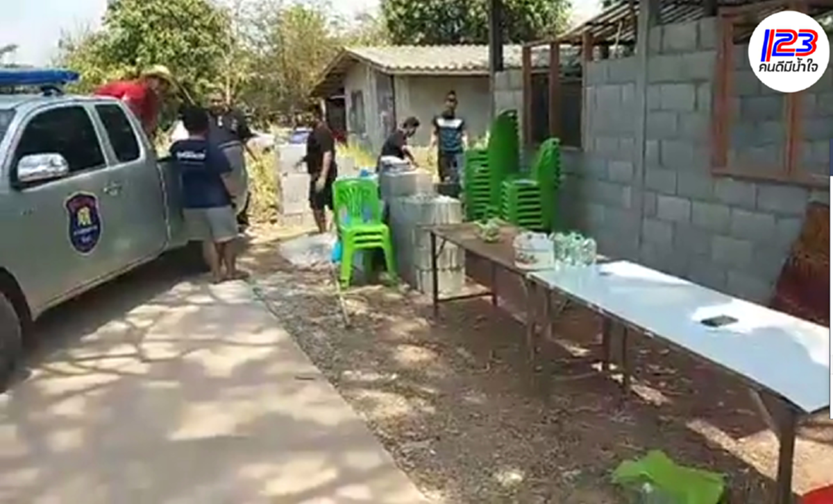 จิตอาสาอีกจำนวนหนึ่งกำลังช่วยสร้างบ้านให้เด็กๆ