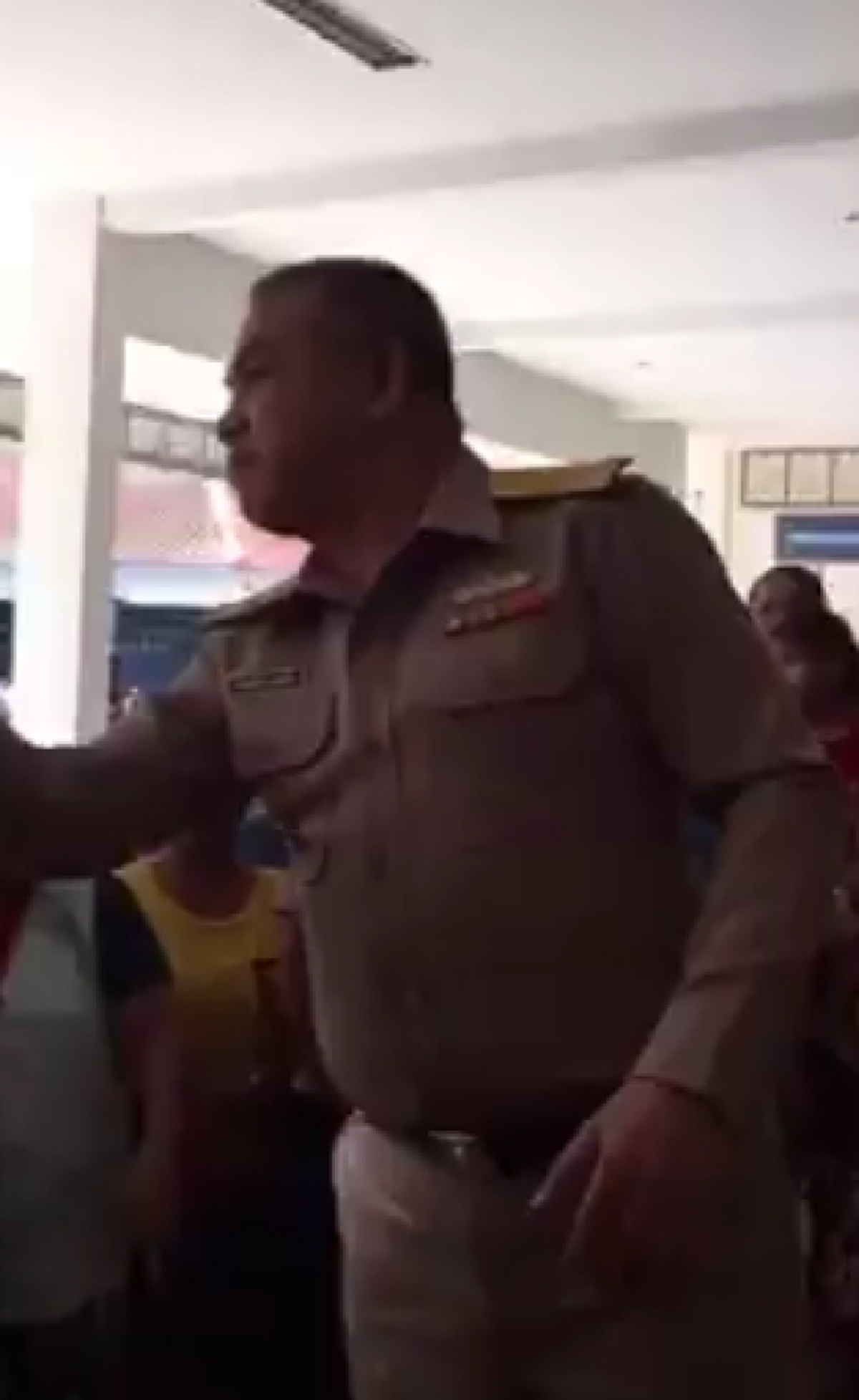 ข้าราชการตะคอกประชาชน