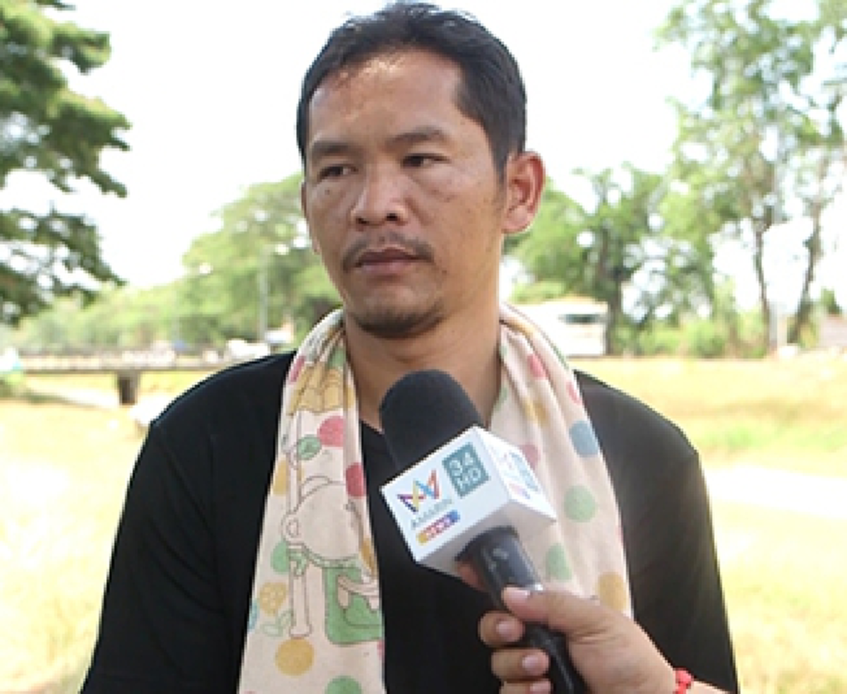 ชาวบ้านจับสังเกต ทำไมพ่อน้องภาคิน คล้องผ้าไว้ที่คอตลอด