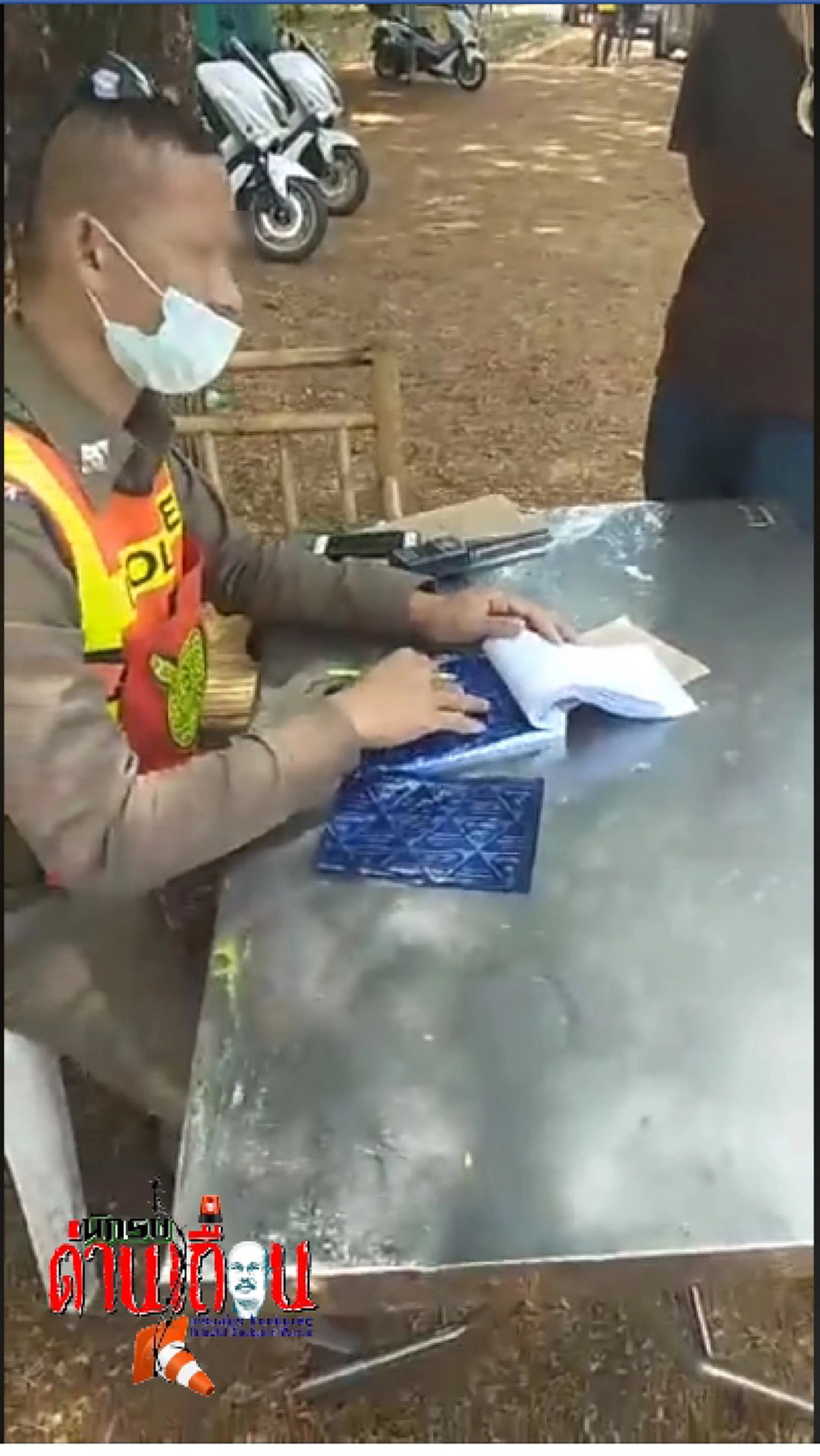 สาวซิ่งรถบุกเคลียร์คาด่าน หลังจำนวนเงินในใบสั่งมันไม่ชัดเจน