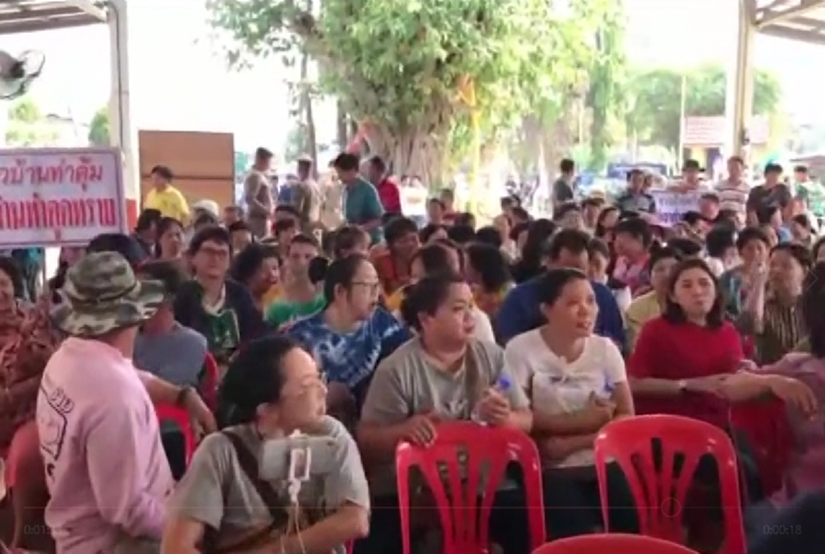 ชาวบ้านเจดีย์สามยอด อ.ป่าซาง กว่า 200คนถือป้ายประท้วงไม่เอาท่าทรายนายทุน อีกรอบ หลังยืดเยื้อมาหลายรอบ1(คลิป)