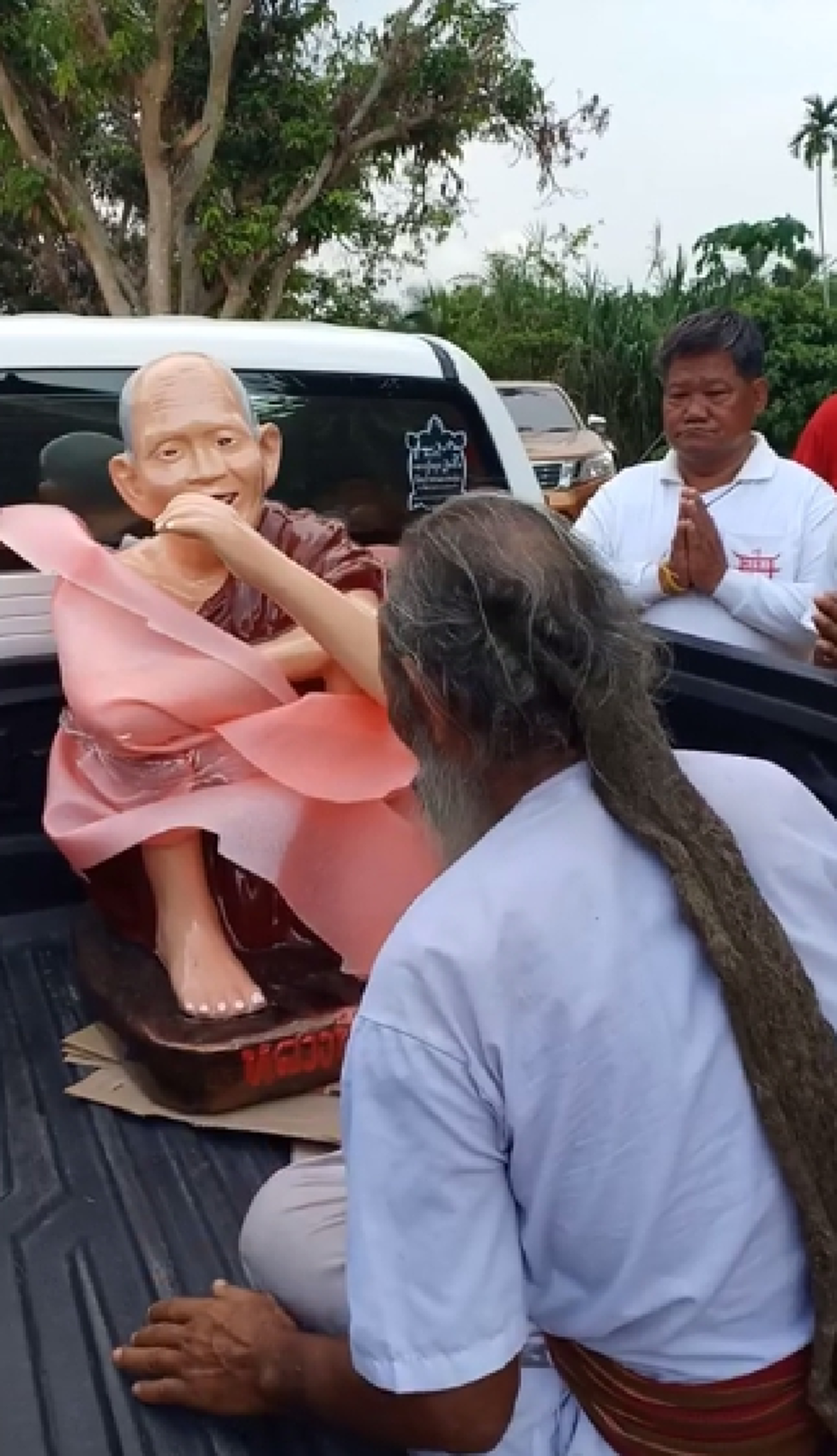 อัญเชิญ หลวงปู่สรวง เทวดาเดินดิน ประดิษฐาน ทะเบียนรถเข้าตาเต็มๆ (คลิป)