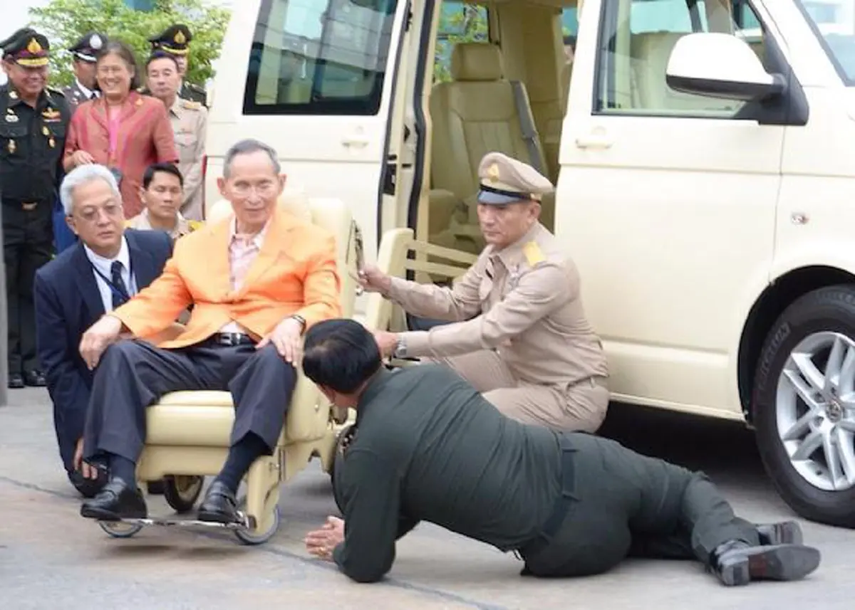 อีกหนึ่งภาพประวัติศาสตร์ ! "ในหลวง" ทรงตรัส "เขารู้ว่าใครรักเราจริง" หลังสุนัขทรงเลี้ยง "คุณทองแดง" เลียหน้า "พล.อ.ประยุทธ์"