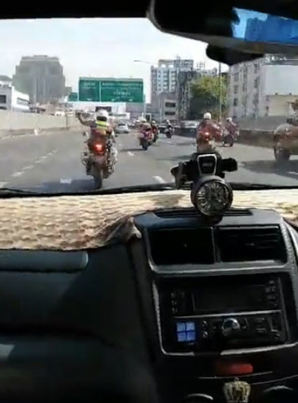 ตร.โครงการพระราชดำริจัดทีมใหญ่พาหญิงท้องแก่ส่งรพ.