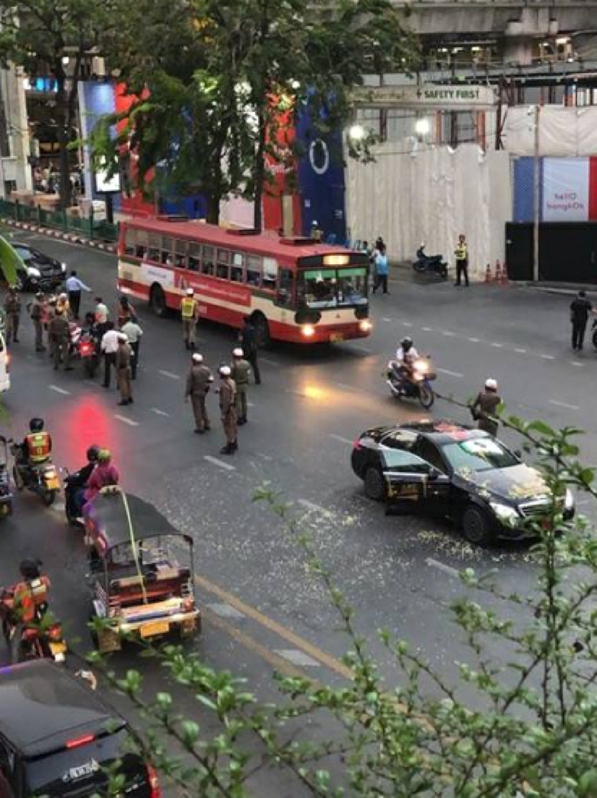 ตำรวจเข้าควบคุม ชายคลั่ง