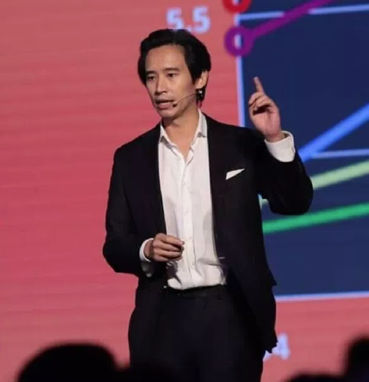 อาชีพก่อนเบี่ยงเข็มลงเล่นการเมือง ของ 8 นักการเมืองไทย