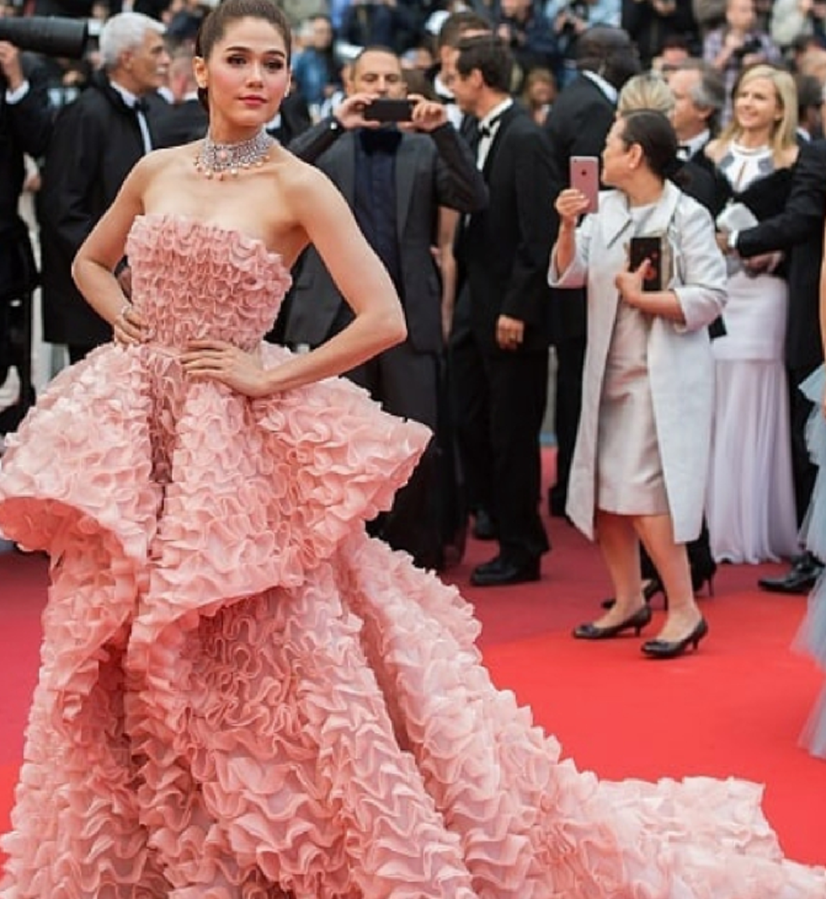 รวมชุดขนมชั้น ของ ชมพู่ อารยา ที่พรมแดงคานส์