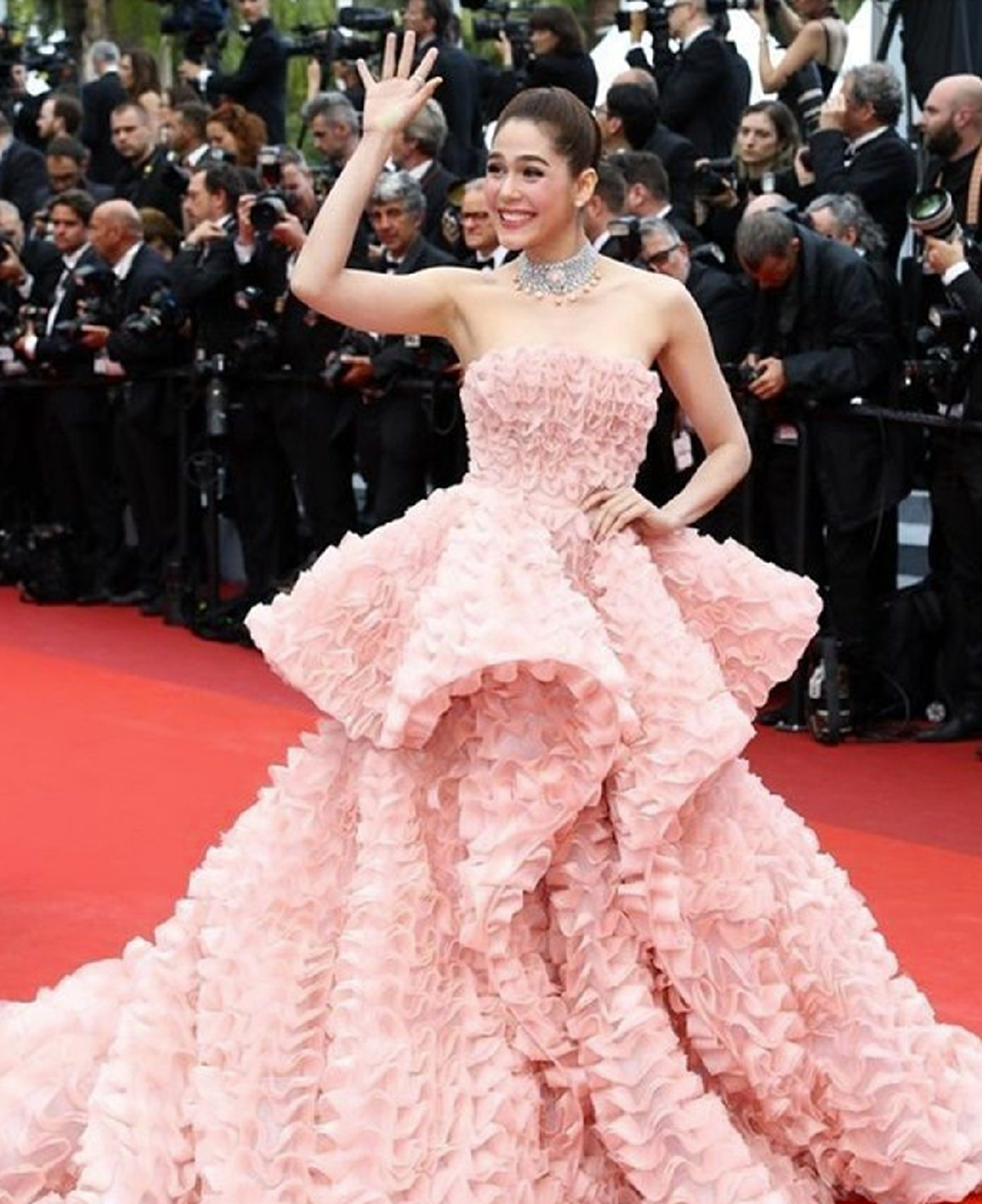 รวมชุดขนมชั้น ของ ชมพู่ อารยา ที่พรมแดงคานส์