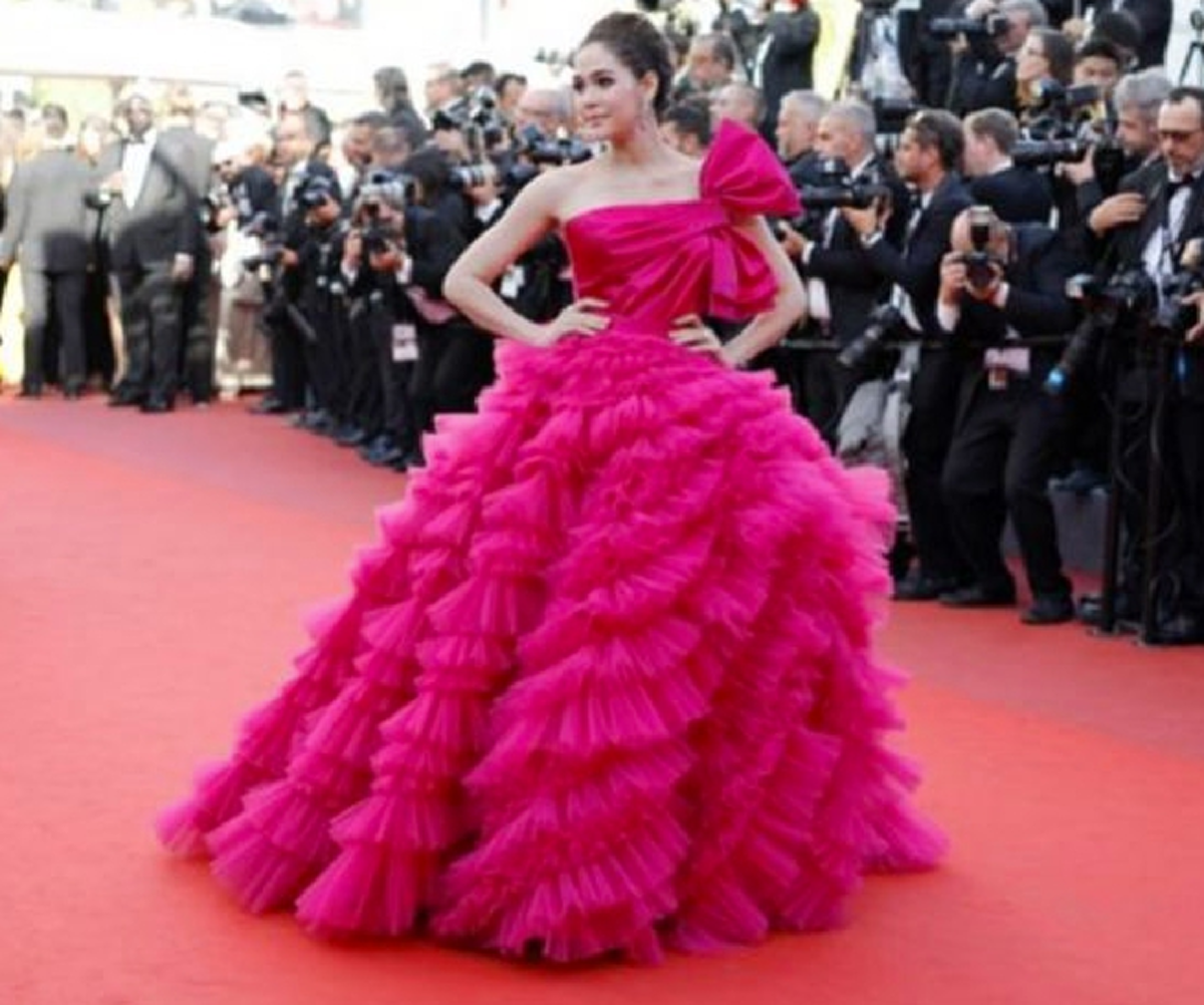 รวมชุดขนมชั้น ของ ชมพู่ อารยา ที่พรมแดงคานส์