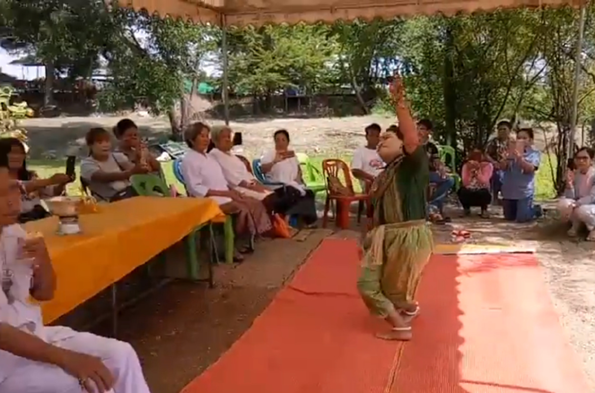 นาคน้อย รำถวายปู่ศรีสุทโธ ก่อนให้เลขเสี่ยงโชค