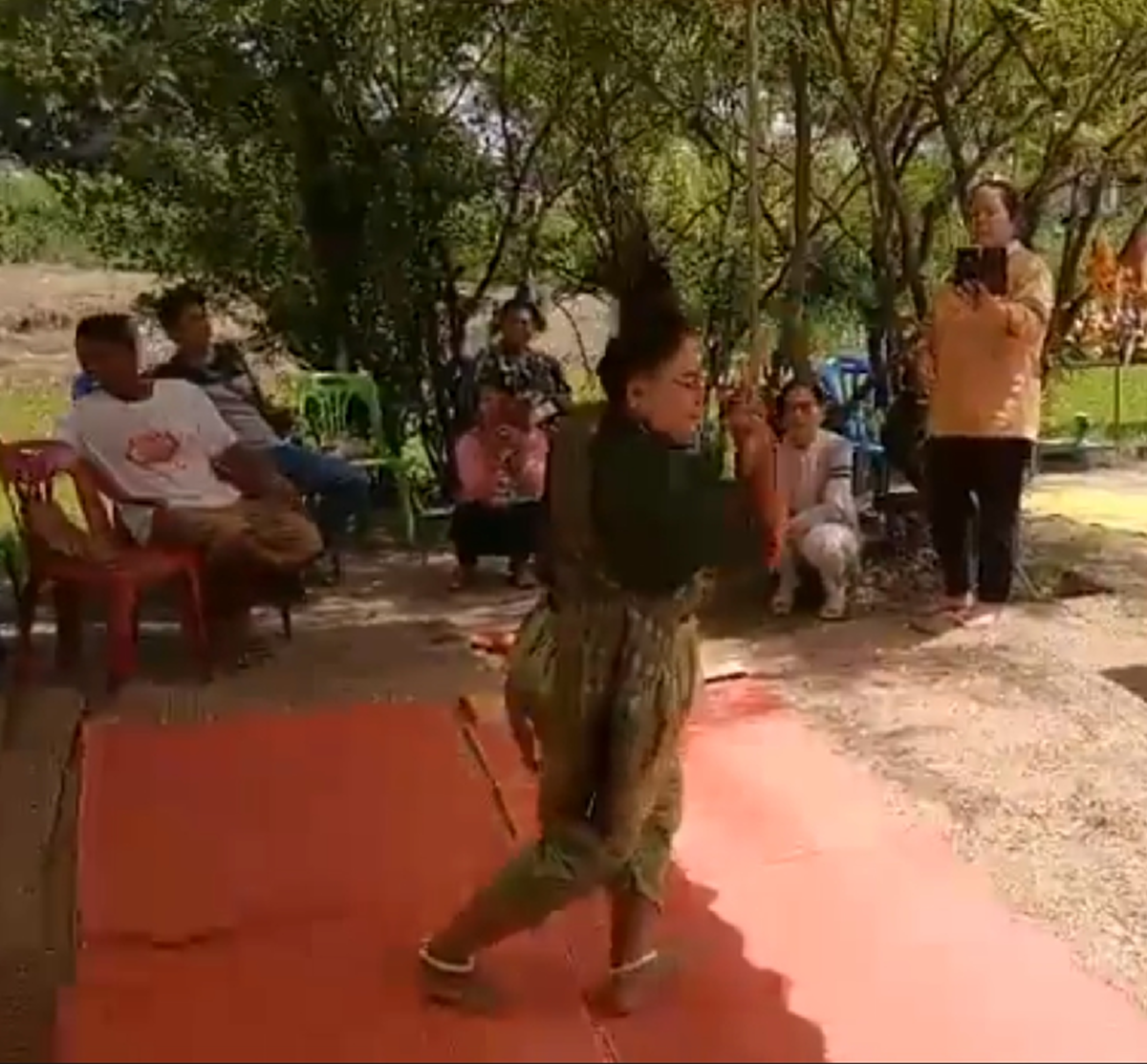 นาคน้อย รำถวายปู่ศรีสุทโธ ก่อนให้เลขเสี่ยงโชค