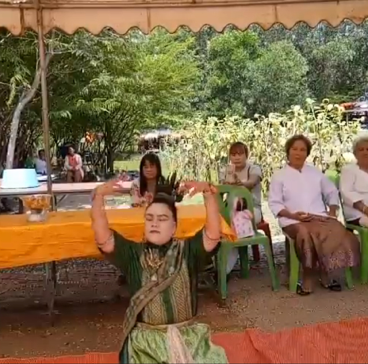 นาคน้อย รำถวายปู่ศรีสุทโธ ก่อนให้เลขเสี่ยงโชค