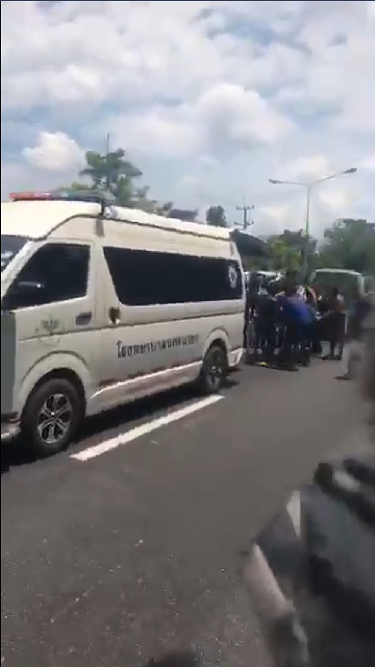รถพยาบาลพลิกคว่ำผู้ป่วยในรถและคนขับบาดเจ็บ